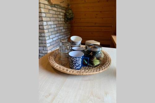 采西斯Pirtsmāja Villa Marta的桌子上装有杯子和杯子的托盘