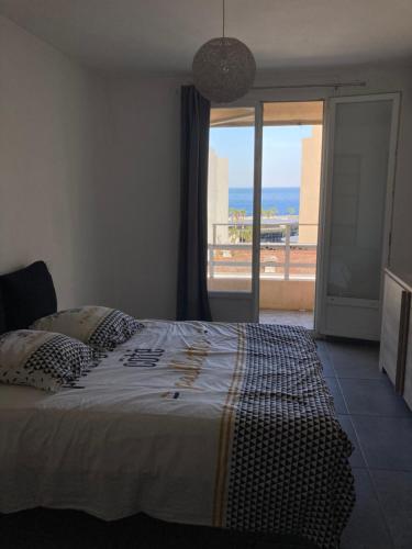 巴斯蒂亚Appartement Bastia Centre的一间卧室设有一张床,享有海景