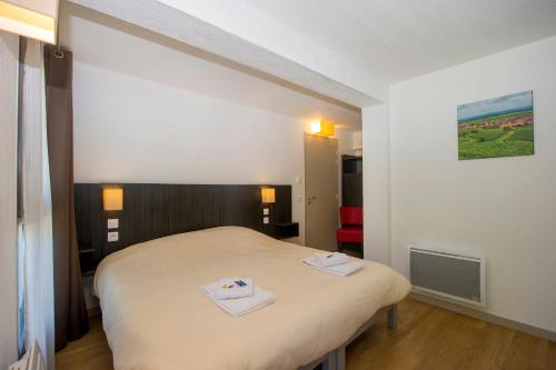 SoultzerenVTF Les Fougères的一间卧室配有一张床,上面有两条毛巾