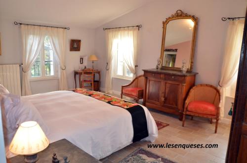 洛尔格La Bastide des Enquèses的一间卧室配有床、镜子和梳妆台