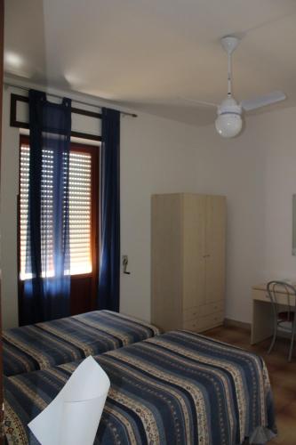 奥特朗托Il Gabbiano的酒店客房设有两张床和窗户。