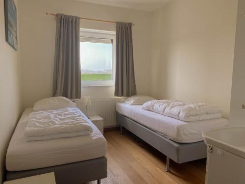 布雷斯肯斯Hello Zeeland - Appartement Port Scaldis 19-012的带窗户的客房内的两张床