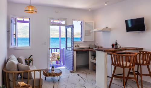 KlimaThe Colourful Land Milos的厨房和客厅,享有海景