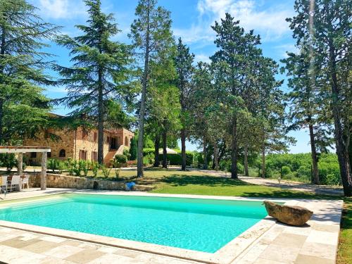 丘西波吉欧卡塔雷诺华坎兹酒店的一座树木繁茂的庭院内的游泳池