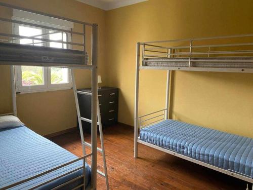PriescaCasa Rural Mirador de Quintana的一间卧室设有两张双层床和一扇窗户。