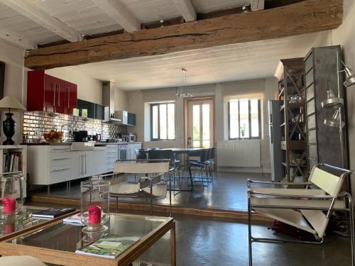 雷岛林滩Maison Face au Soleil的大厨房以及带桌椅的用餐室