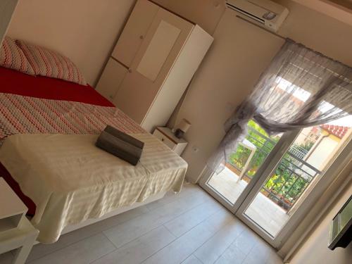 比奥格勒·纳·莫鲁Guesthouse Adriatic的一间卧室设有一张床和一个滑动玻璃门