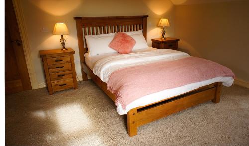 CarneyThe Calves Field的一间卧室配有一张带2个床头柜和2盏灯的床。