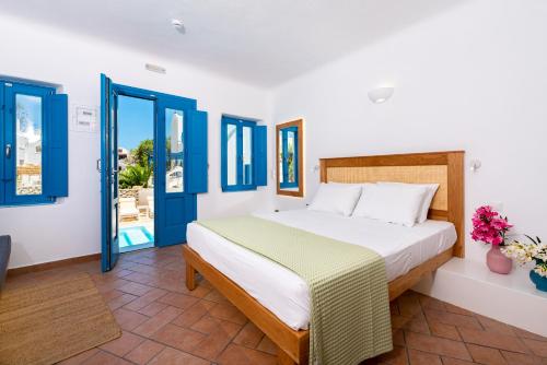 卡马利Seaside Breeze的一间卧室设有一张床和蓝色的门