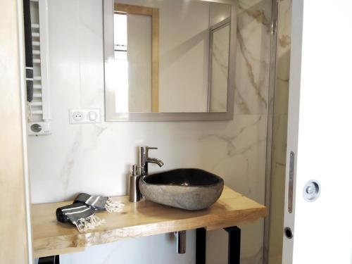 拉卡诺Mimis House的一间带水槽和镜子的浴室