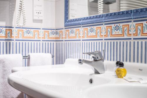 博纳维达酒店的一间浴室