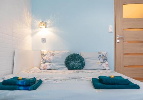 比托姆Błękitny Apartament的床上有2个蓝色枕头