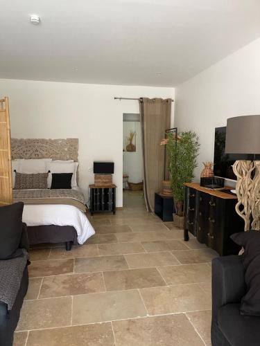阿雅克修Casa Di l'Ortu的卧室配有1张床,铺有瓷砖地板。