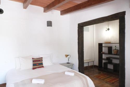 卡萨雷斯The Wild Olive Andalucía Agave Guestroom的卧室配有白色的床和镜子