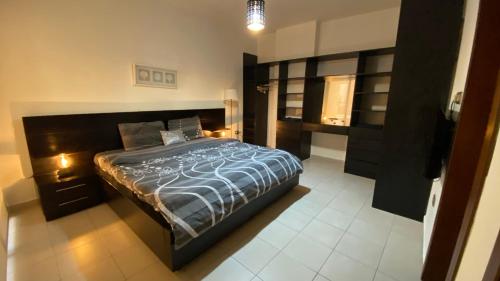安曼Dair Ghbar Apartment的一间卧室,卧室内配有一张大床