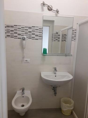 切塞纳蒂科Hotel Real的一间带水槽、卫生间和镜子的浴室