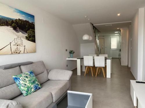 格兰阿利坎特Luxury sea view MARGOAPARTMENTS的带沙发的客厅和用餐室