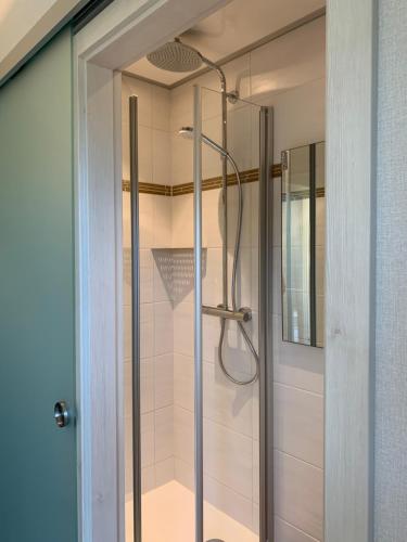 恩基尔希怀格史蒂夫斯霍夫宾馆的浴室里设有玻璃门淋浴