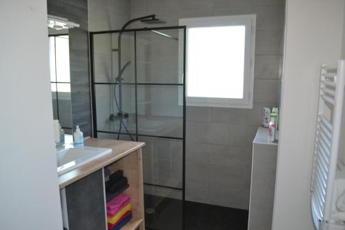勒蒙多尔Maison Cinona的带淋浴和盥洗盆的浴室