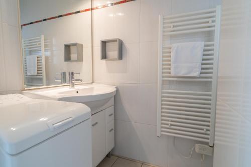 布科·莱斯白老城Résidence Lou Cout的白色的浴室设有水槽和镜子
