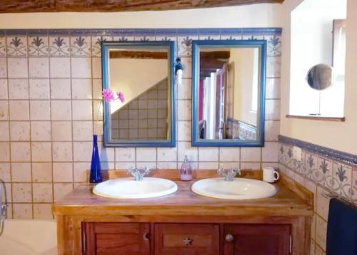 GuarazocaCasa Rural Los Mozos的浴室设有2个水槽和2面镜子