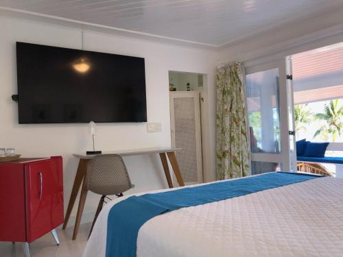 安格拉杜斯雷斯梅斯特雷奥古斯托旅馆的卧室配有一张床铺,墙上配有电视