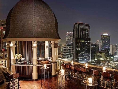 曼谷美憬阁曼谷缪斯廊双酒店的享有城市天际线景致的餐厅