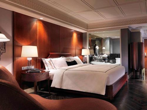 曼谷美憬阁曼谷缪斯廊双酒店的一间卧室设有一张大床和一个大镜子