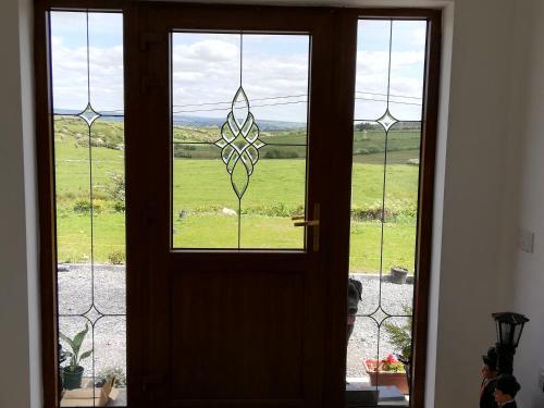 BallymotePeace and Tranquility的门,窗户享有田野的景色