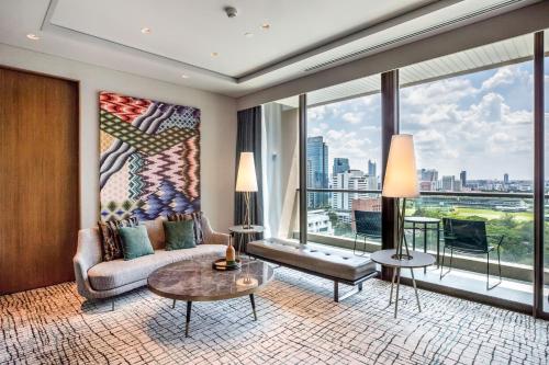 曼谷曼谷金普顿玫兰酒店 - an IHG Hotel的带沙发和大窗户的客厅