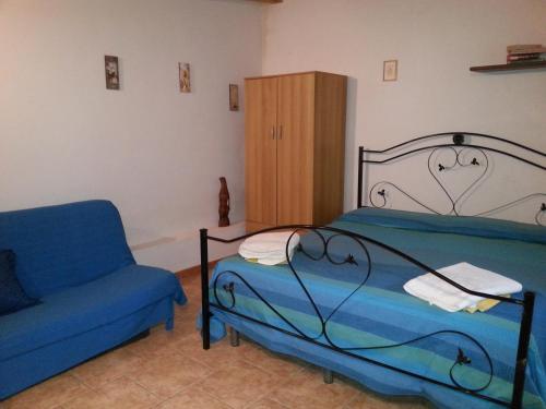 多纳卢卡他Ondulna的一间卧室配有一张床和一张蓝色椅子