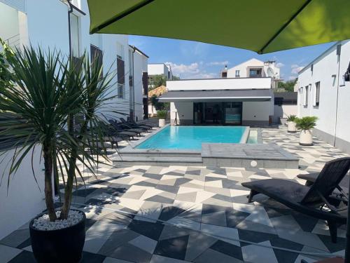 普利拉卡Apartments Laura 1的一个带游泳池和棕榈树的庭院