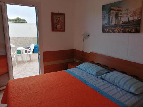 托雷拉皮罗Casa Maya的一间卧室配有一张床,享有海景