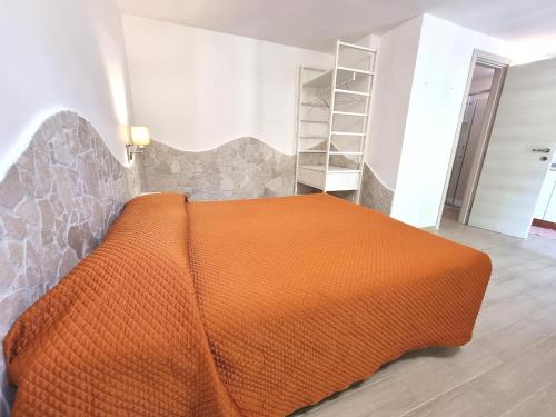 维耶斯泰艾萨波里德尔加尔加诺酒店的一张带橙色床罩的床