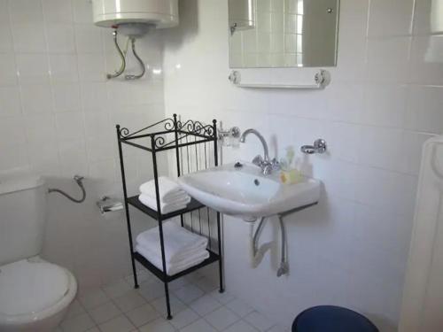 迈萨纳Arsinoe的白色的浴室设有水槽和卫生间。