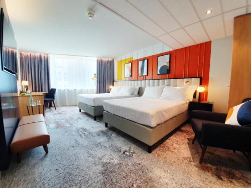 杜塞尔多夫voco Dusseldorf Seestern, an IHG Hotel的酒店客房,设有两张床和一张沙发