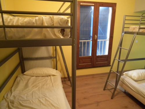 科洛米耶友好旅舍的带窗户的客房内的两张双层床