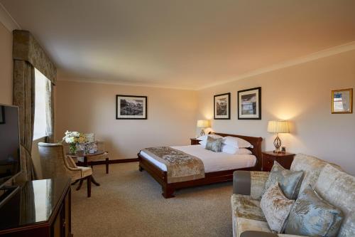 因弗内斯因弗内斯麦克唐纳德鲁莫西酒店的酒店客房,配有床和沙发