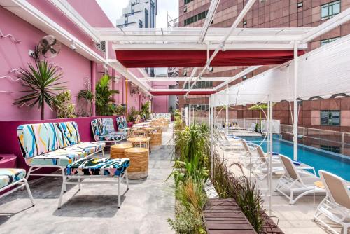 吉隆坡杂志酒店内部或周边的泳池