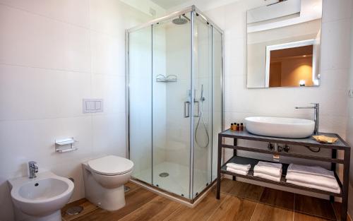 圣安吉洛安吉利纳酒店的带淋浴、卫生间和盥洗盆的浴室