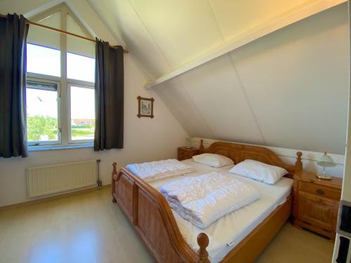 布雷斯肯斯Hello Zeeland - Vakantiehuis Zwin 019的一间卧室设有一张床和一个大窗户