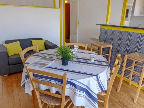 比亚里茨Apartment Océanic-1 by Interhome的一张带蓝白桌布的餐桌