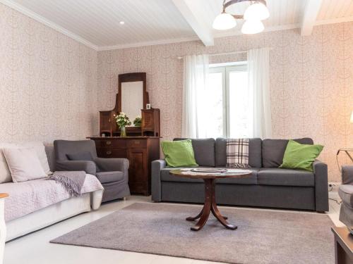 尼尔西艾埃诺拉别墅度假屋 的客厅配有沙发和桌子