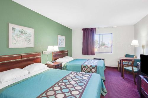 Kennett肯尼特速8汽车旅馆的酒店客房配有两张床和一张书桌
