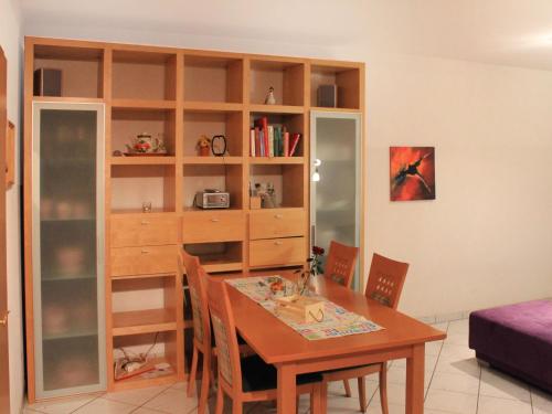 高尔维茨Apartment FIP-Ferienpark - Insel Poel-2 by Interhome的一间带桌子和书架的用餐室