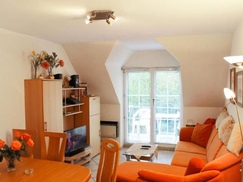 高尔维茨Apartment Gollwitzer Park - Insel Poel-10 by Interhome的客厅配有橙色沙发和桌子