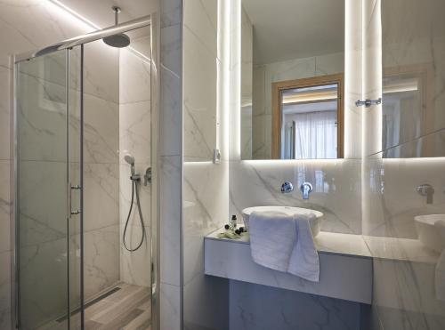 拉加纳斯仙人掌酒店的带淋浴、盥洗盆和镜子的浴室