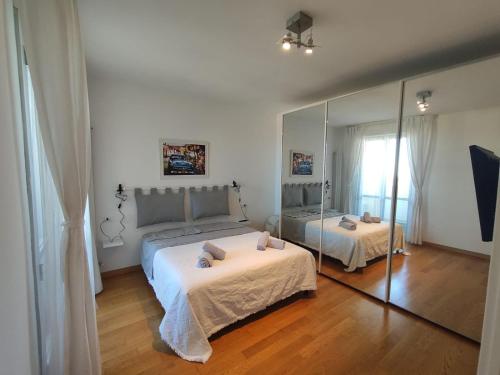 佩斯卡拉CasaBelvedere Vista Mare e Comfort的一间卧室设有两张床和大镜子