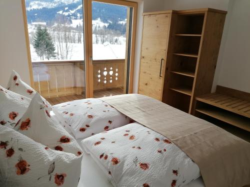 埃尔毛Apart Auszeit的卧室配有带枕头的床铺和窗户。