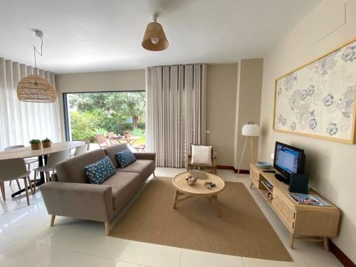 圣港Bordal Houses Casa da Areia的客厅配有沙发和桌子